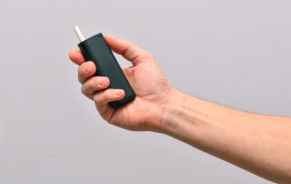 Ma subjectant un dispositiu de tabac escalfat